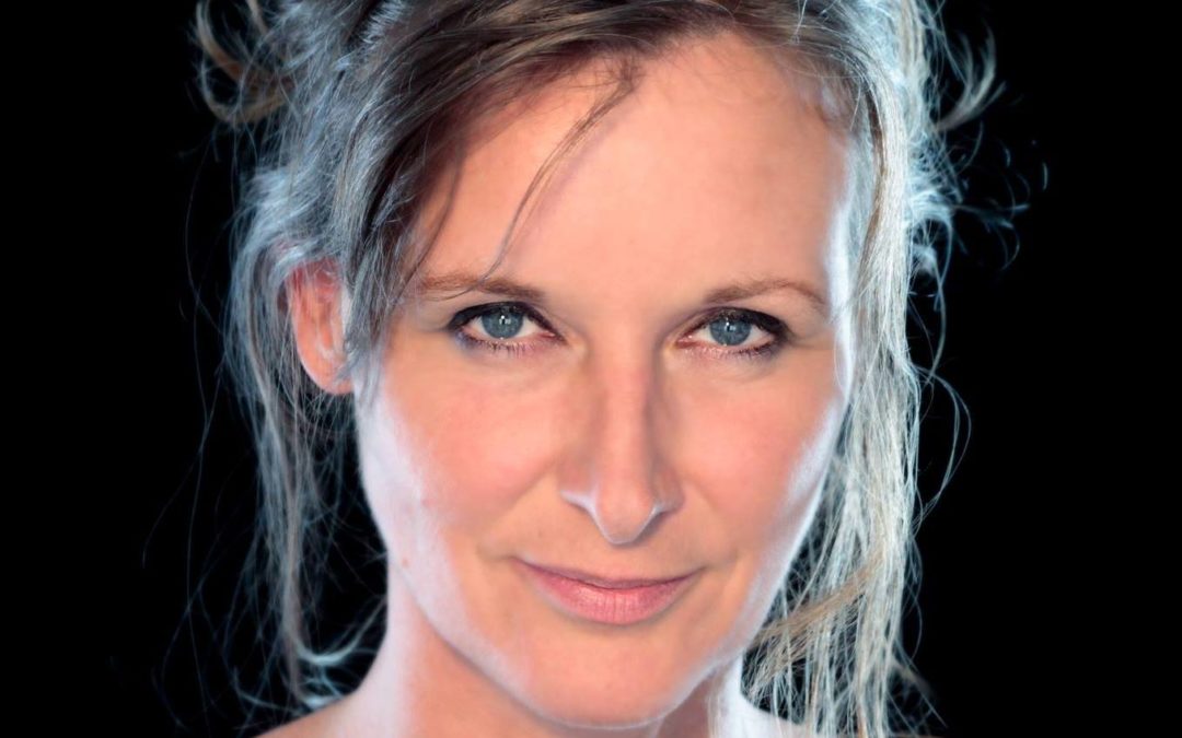 Camille Case, poétesse et diseuse remarquable, nous invite à travailler ensemble sur les mots qui nous importent : « Place nette » et « Prise de sens »