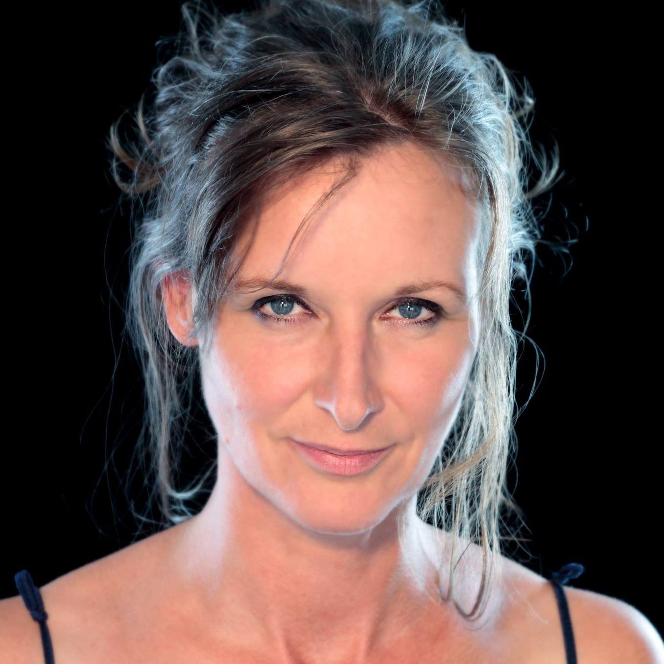 Camille Case, poétesse et diseuse remarquable, nous invite à travailler ensemble sur les mots qui nous importent : « Place nette » et « Prise de sens »